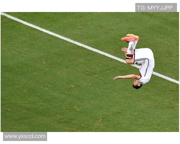 足球明星戴面罩的精彩瞬间与背后故事揭秘