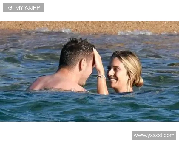 足球明星与女粉丝亲密合影展现温馨瞬间引发热议 足球明星与女粉丝亲密合影展现温馨瞬间引发热议